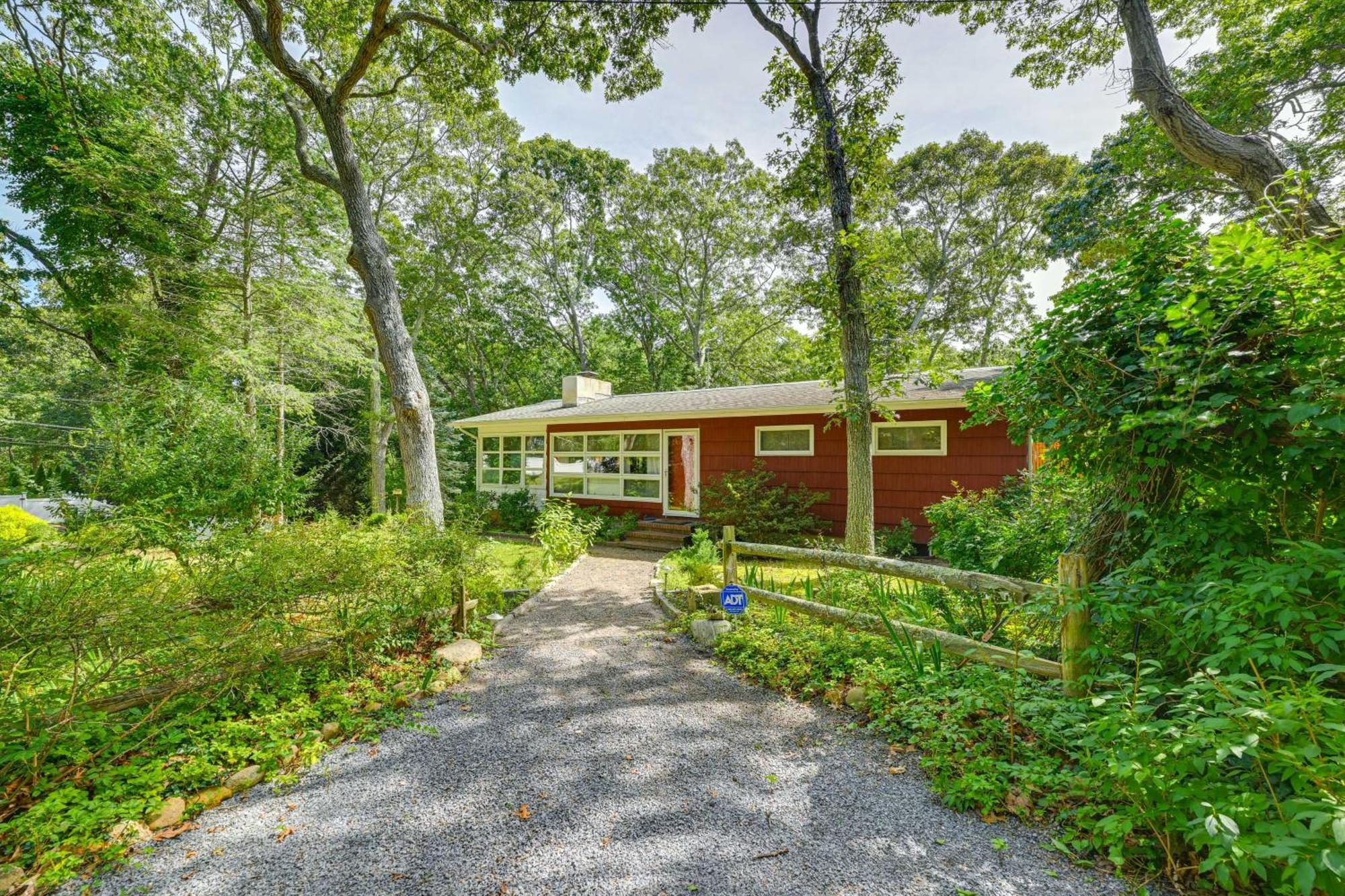 Home In Long Island Wine Country - Walk To Beach! Cutchogue Luaran gambar