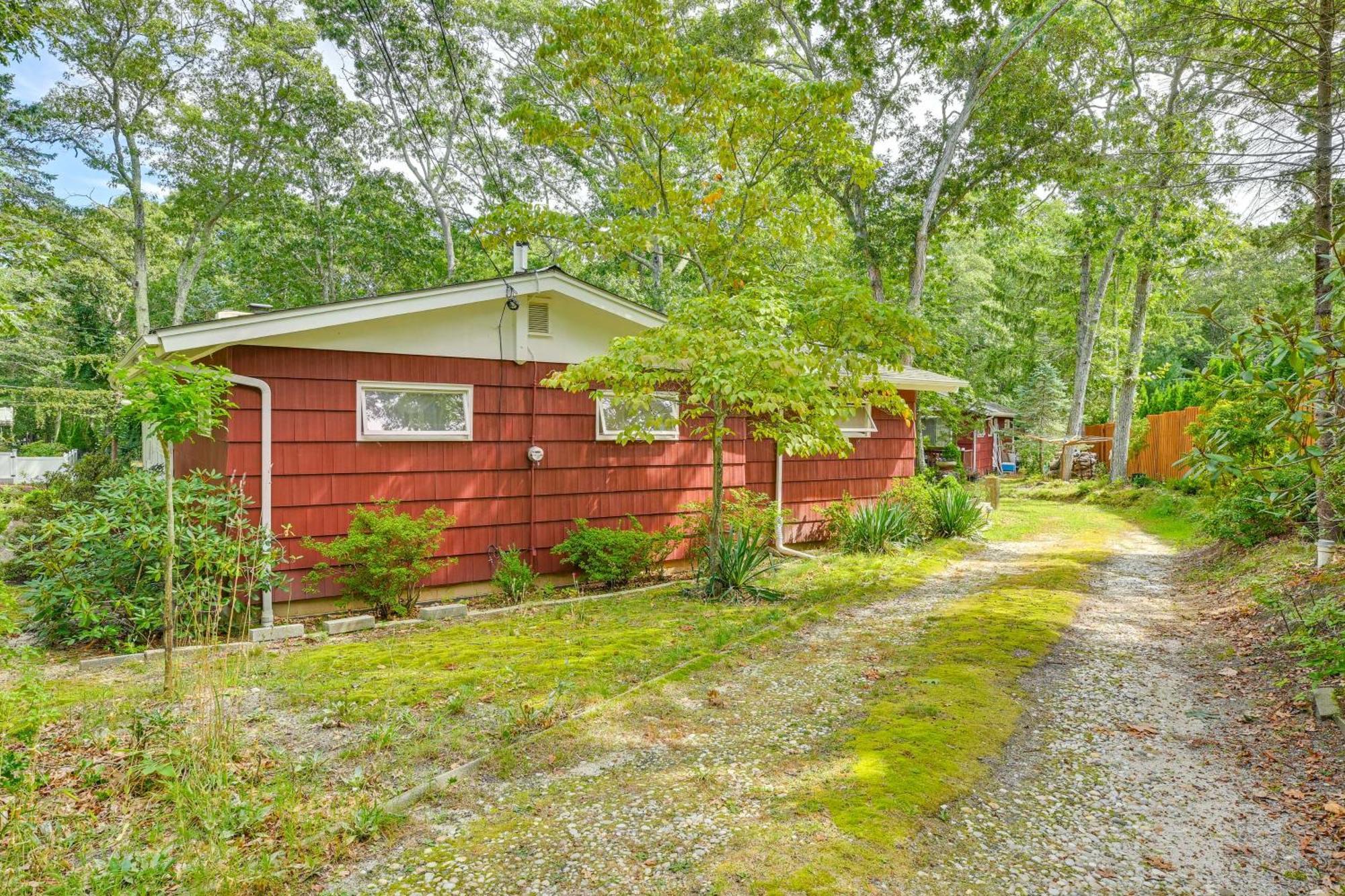 Home In Long Island Wine Country - Walk To Beach! Cutchogue Luaran gambar
