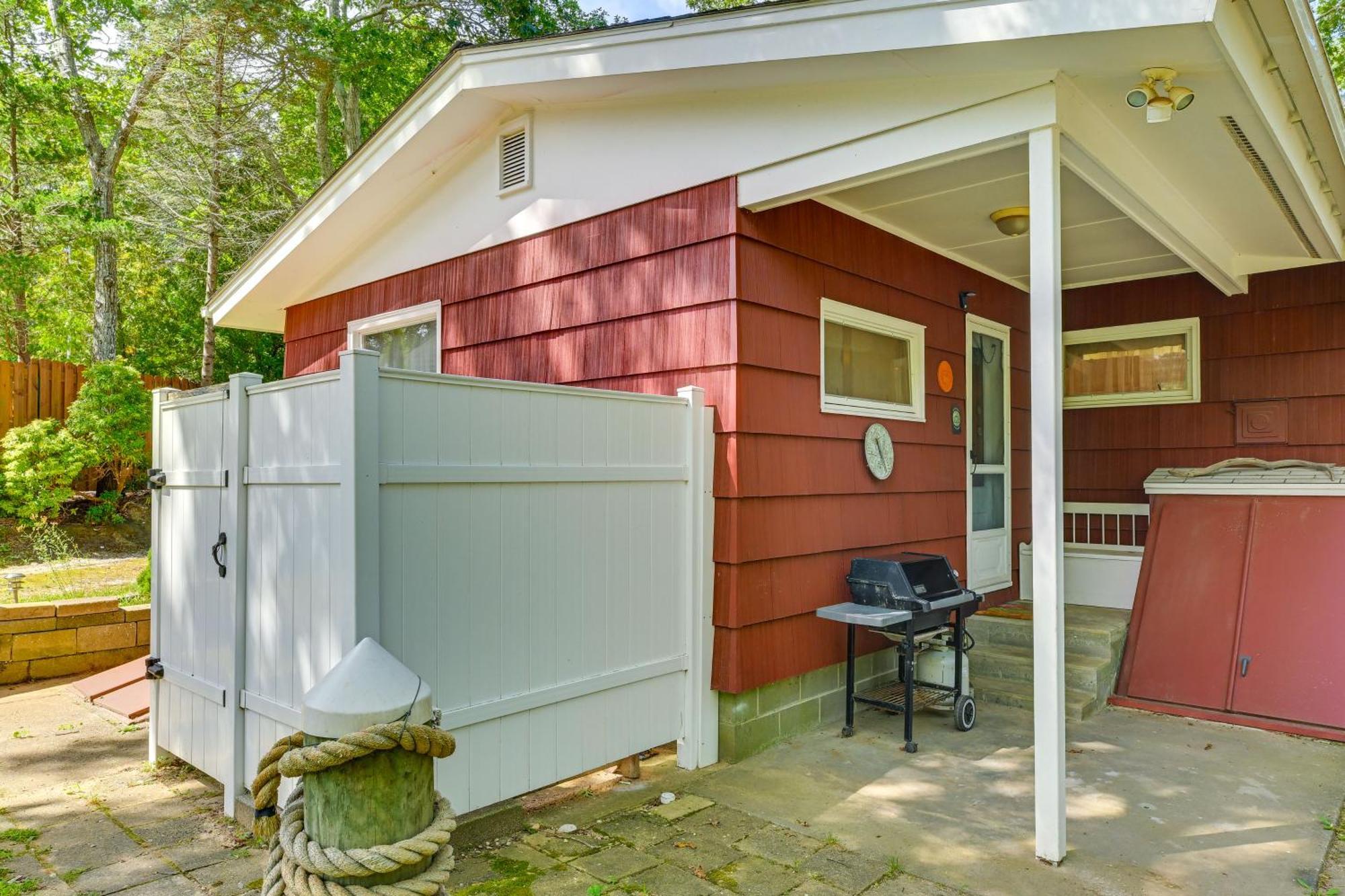 Home In Long Island Wine Country - Walk To Beach! Cutchogue Luaran gambar