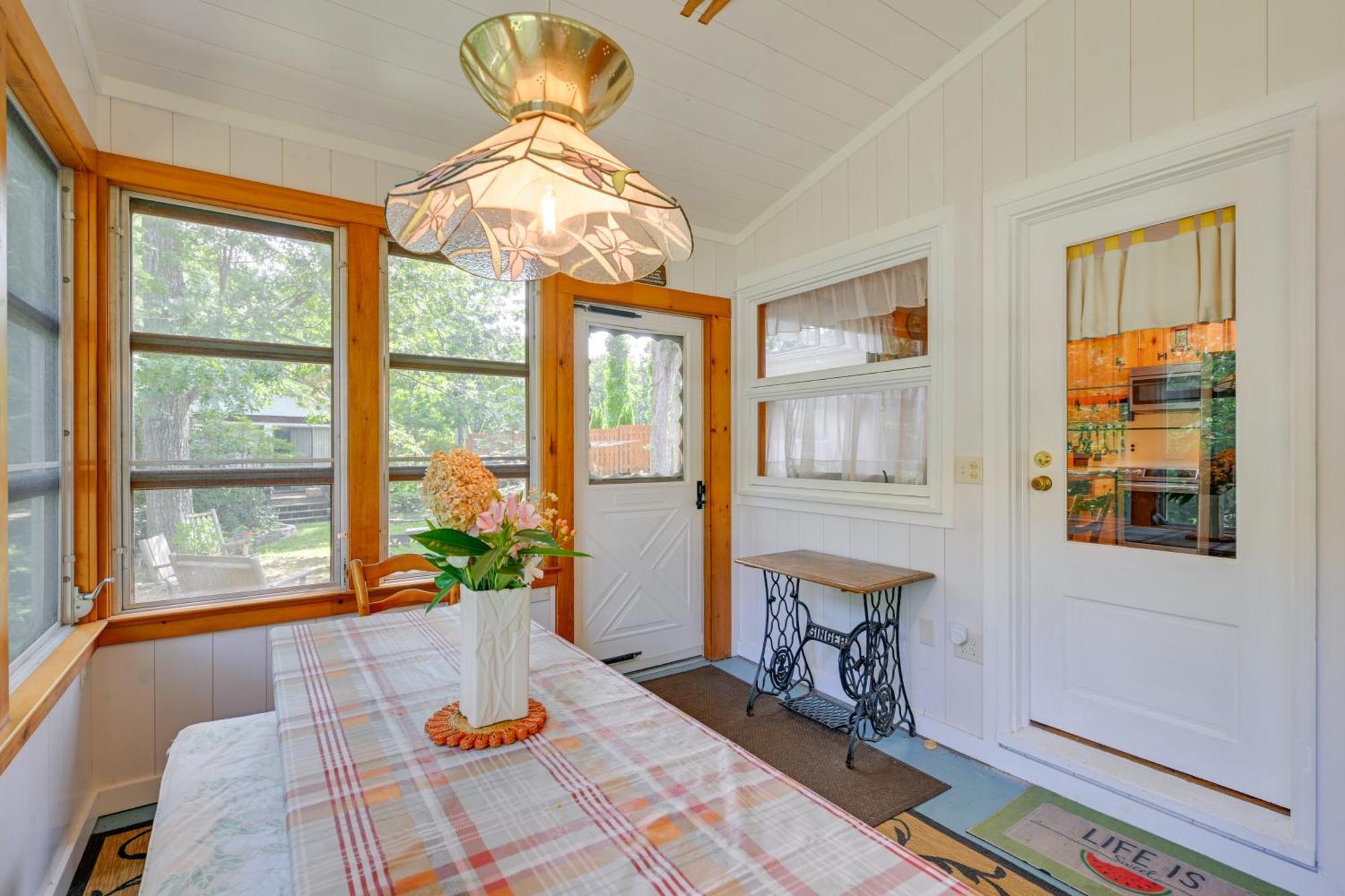 Home In Long Island Wine Country - Walk To Beach! Cutchogue Luaran gambar