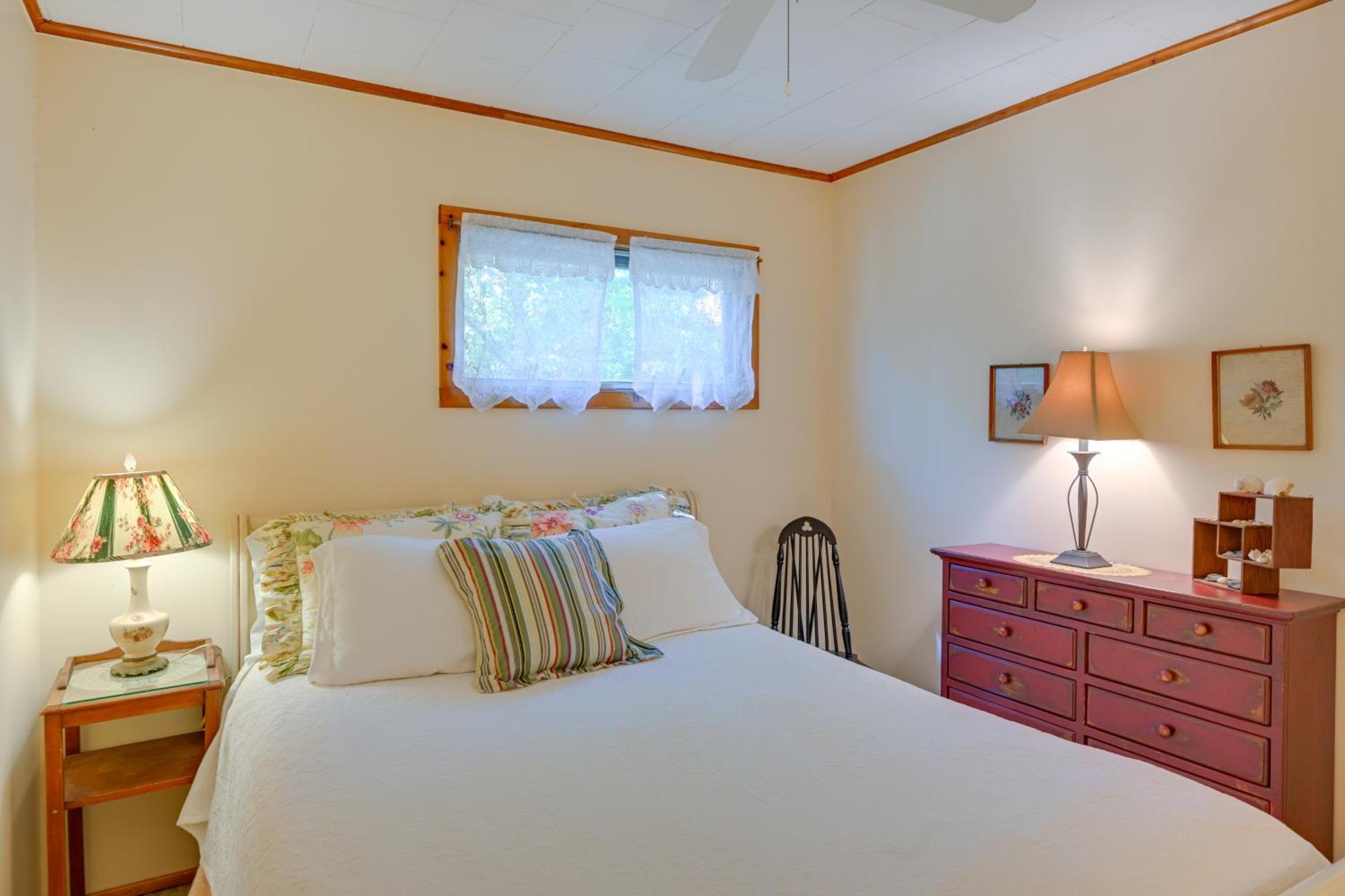 Home In Long Island Wine Country - Walk To Beach! Cutchogue Luaran gambar